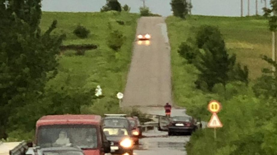 Mașini luate de viitură în Bârlad. 7 persoane blocate în autovehicule