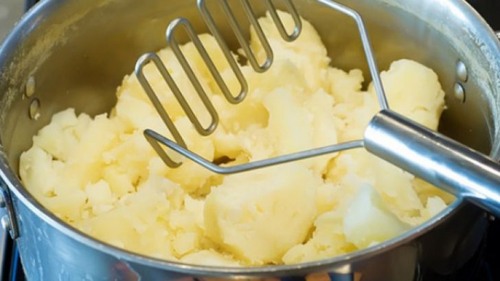 Cum faci cel mai bun piure de cartofi. Un singur ingredient face diferenţa!