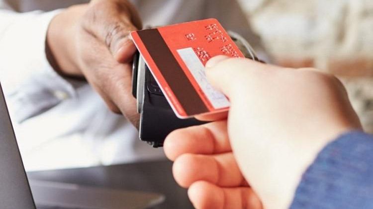 Cum vom ajunge să mâncăm plastic echivalent cu un card în fiecare săptămână