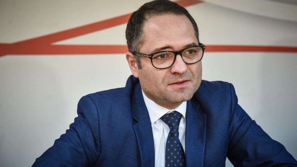 Ministrul Sportului, surprins când își aprindea țigara, în Parlament. Cum își explică gestul  