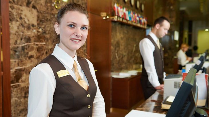 O recepţioneră de hotel face dezvăluiri şocante: Turiştii nu ar fi trebuit să afle niciodată asta!