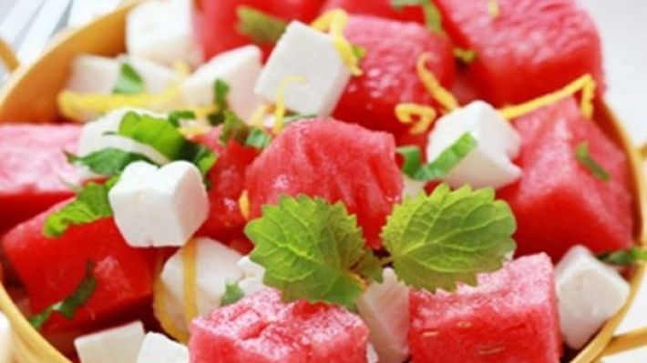 Deliciu inedit: salată de pepene cu brânză feta și mentă