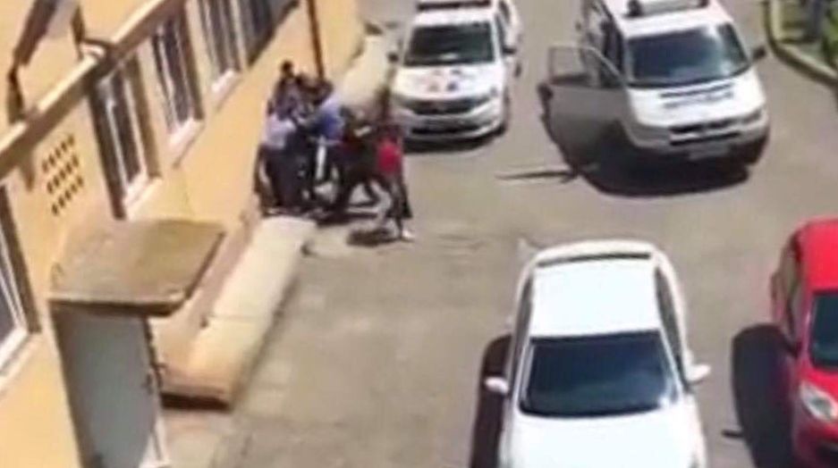 Un elev de 15 ani din Baia Mare s-a bătut cu 3 poliţişti în curtea şcolii
