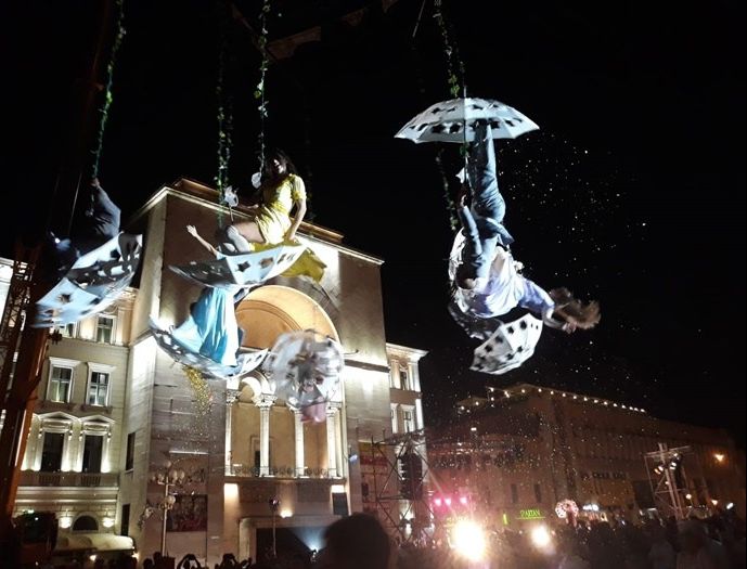 Spectacol de teatru la înălțime