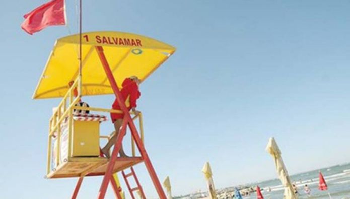 Alertă pe litoral! Steagul roșu, arborat de salvamari