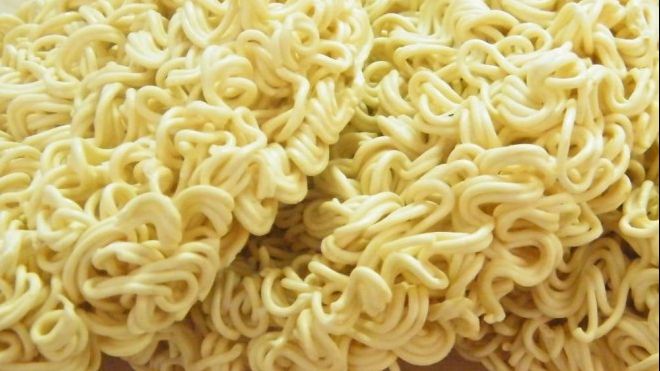 Adevărul crunt despre tăițeii de magazin. De ce li se spune “moartea la pungă”