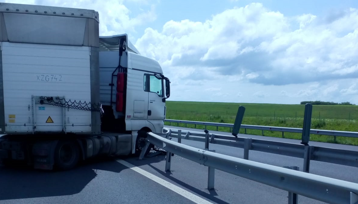 Pericol de explozie pe autostrada A1. Un TIR a intrat în parapeți 