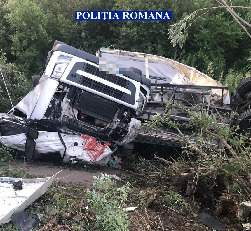 20 de tone de ciocolată s-au dus pe apa Oltului