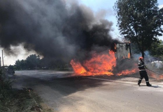 Imagini spectaculoase, un TIR plin cu chipsuri a luat foc la Giurgiu
