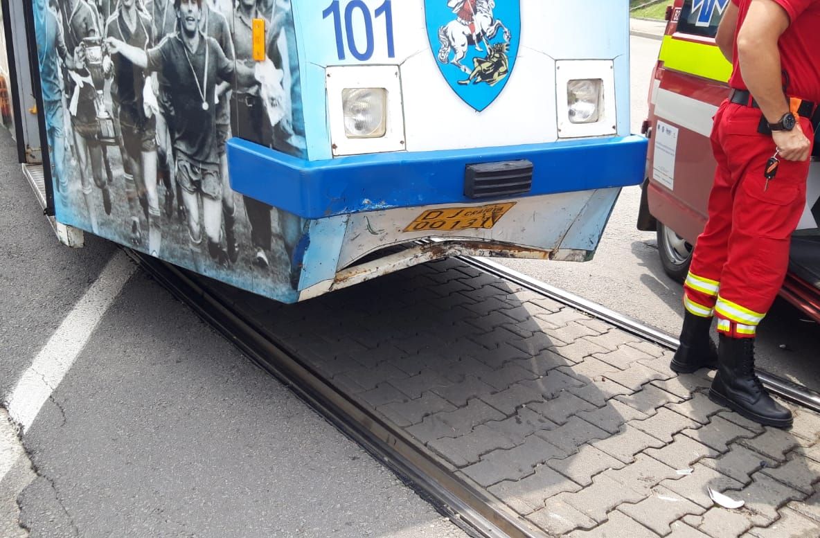 Un șofer beat a lovit cu mașina un tramvai. Bărbatul de 67 de ani avea alcoolemia mare