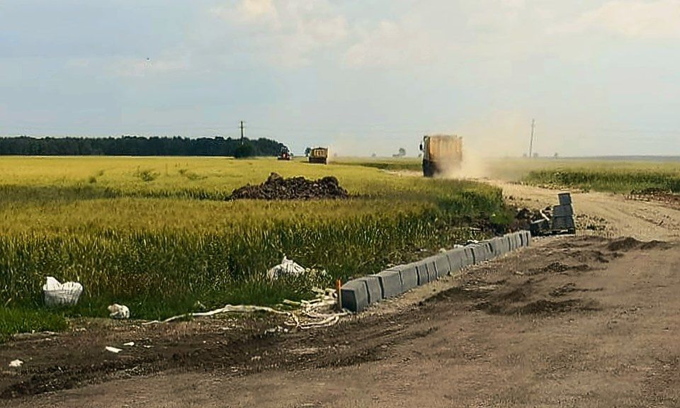 Cum arată șantierul drumului inaugurat de Dragnea, înainte de pușcărie. ”Și bordurile-s strâmbe”