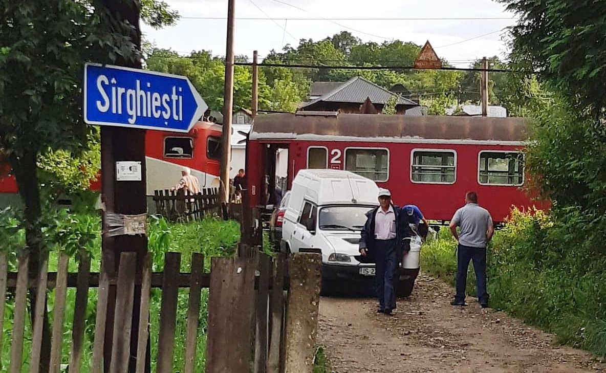 Locomotivă deraiată din cauza viiturilor, în Suceava. Traficul feroviar este blocat