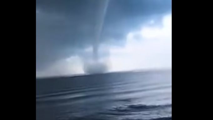 Fenomen extrem la Marea Neagră. Ce au putut vedea turiștii îngroziți