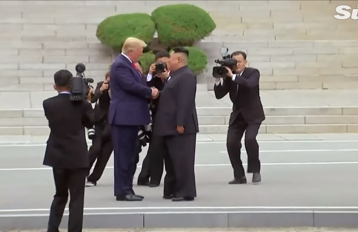 Întâlnire istorică în Zona Demilitarizată dintre cele două Corei: Trump vs Kim Jong Un