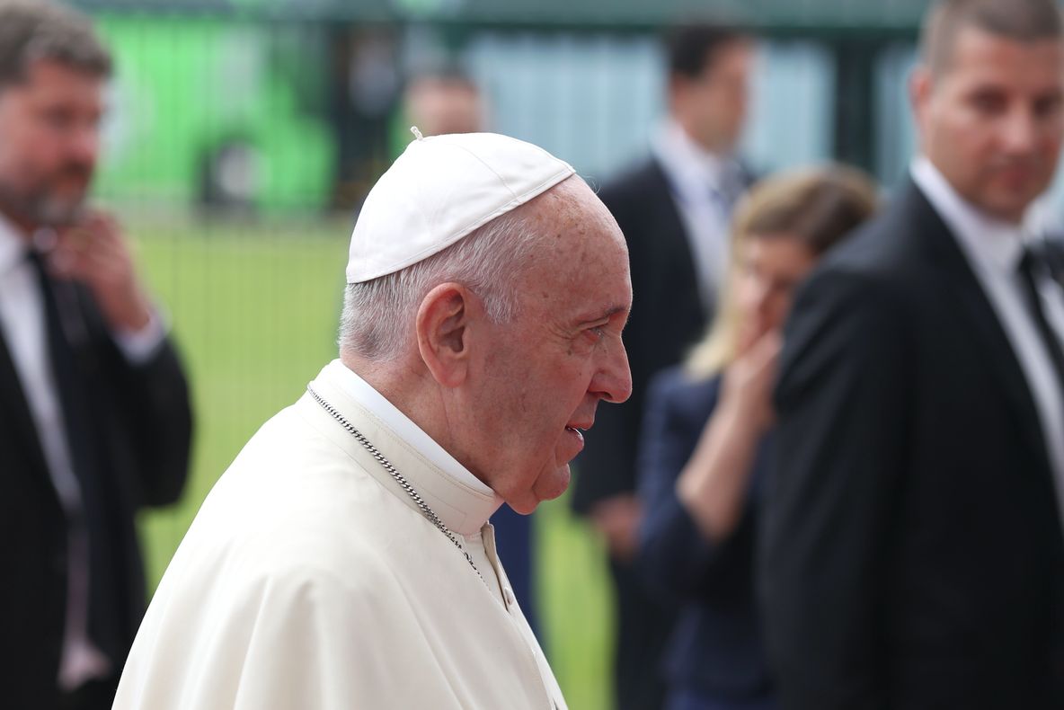 De ce a tăiat SPP-ul veștmântul purtat de Papa Francisc în secuime