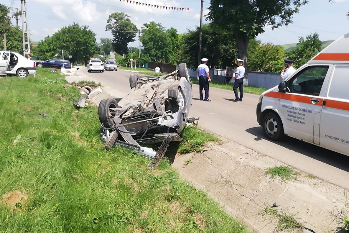 Accident violent în Vaslui: o mașină a smuls un cap de pod și s-a răsturnat!