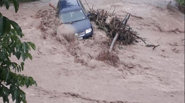 O altă viitură a surprins mai multe persoane, inclusiv femei însărcinate