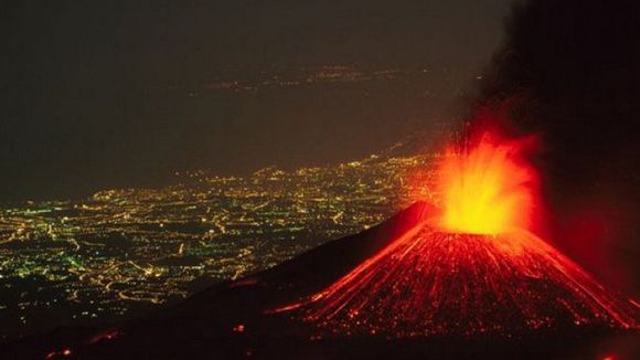 Vulcanul Etna a erupt din nou! Imagini spectaculoase