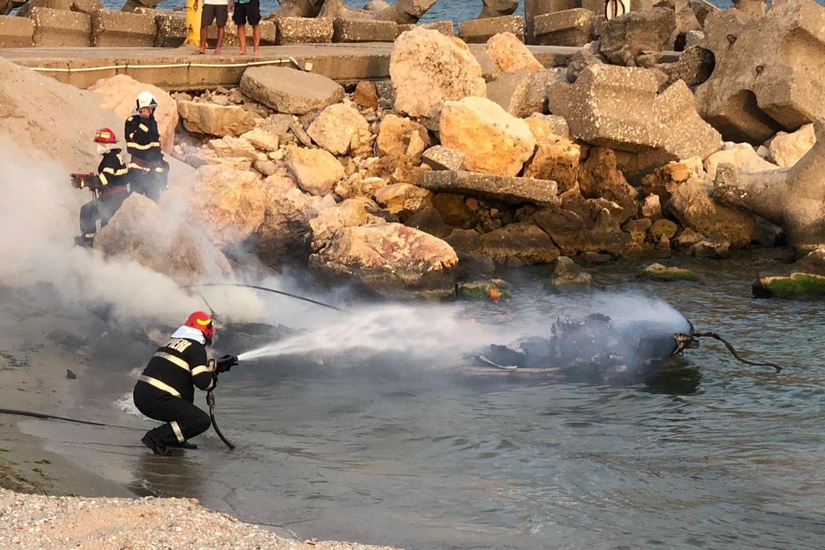 Panică la Eforie Nord. O șalupă a ars ca o torță