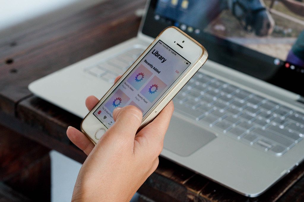 Trucul simplu și la îndemâna oricui prin care să stai mai puțin pe telefon