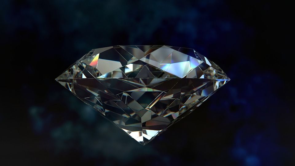 O pensionară, la un pas să arunce la gunoi un diamant extrem de valoros, cumpărat de la un târg de vechituri
