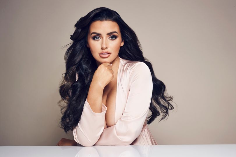 Regina cu forme de pe Instagram care câștigă mai mult decât premierul Marii Britanii 