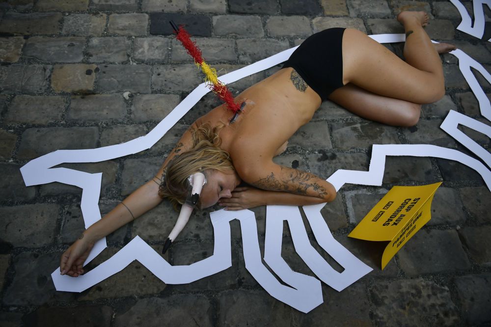 Femei dezbrăcate întinse pe stradă. De ce poartă coarne de taur