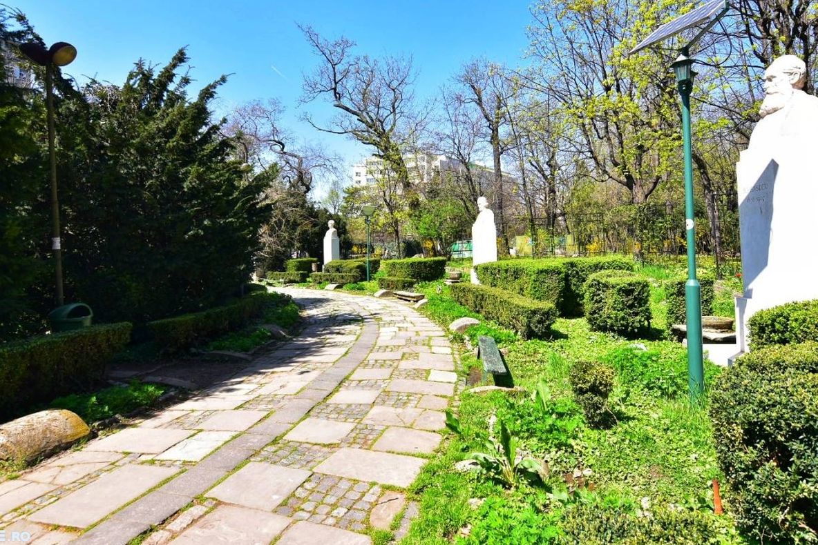 Sirena lui Nicușor Dan din parcul Cișmigiu sperie mai mult copiii decât ciorile 