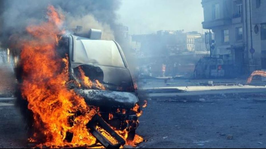 Doi reporteri au murit după ce o mașină-capcană a sărit în aer