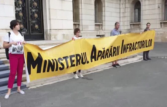 Protest la MAI cu busturi goale din plastic