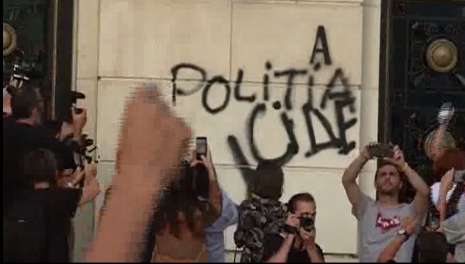 Cazul ”Alexandra”. Sute de oameni s-au adunat la MAI. Câțiva au vandalizat sediul