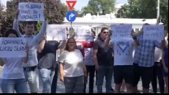 Protest la Cotroceni. Mesaje: "Nu mă deranja, sunt în vacanță", "Serios? ai plecat la mare?"