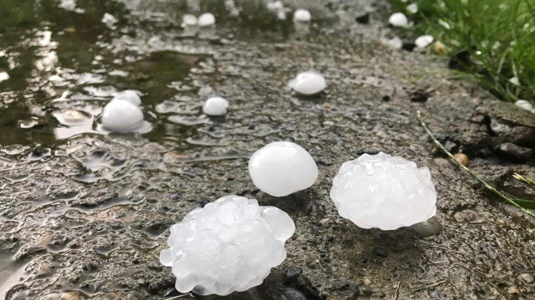 Fenomen meteo rar. O ploaie cu grindină uriașă a lovit dimineață Bistrița