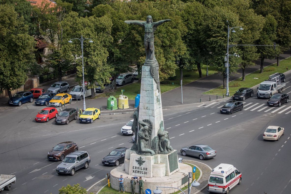 Paradă aeriană la Monumentul Eroilor Aerului, de Ziua Aviaţiei Române şi a Forţelor Aeriene