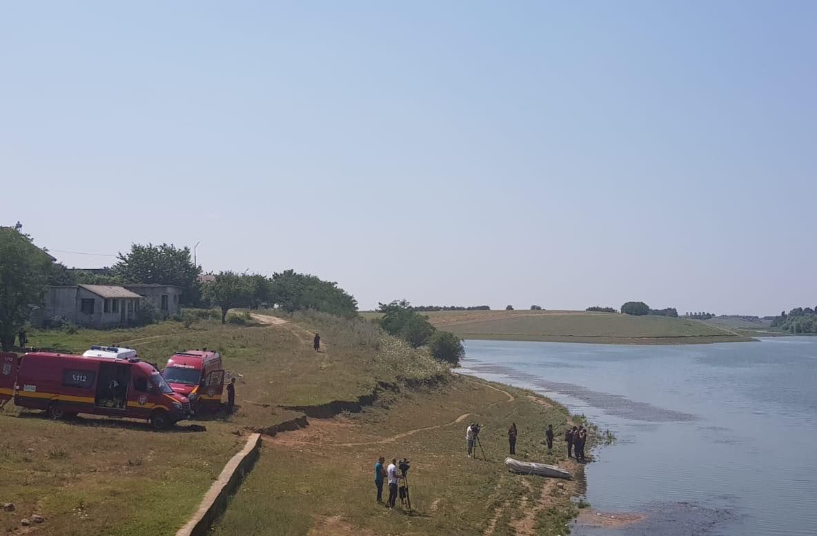 Poliţiştii fac verificări în mai multe case şi într-un lac din Caracal, în căutarea Alexandrei