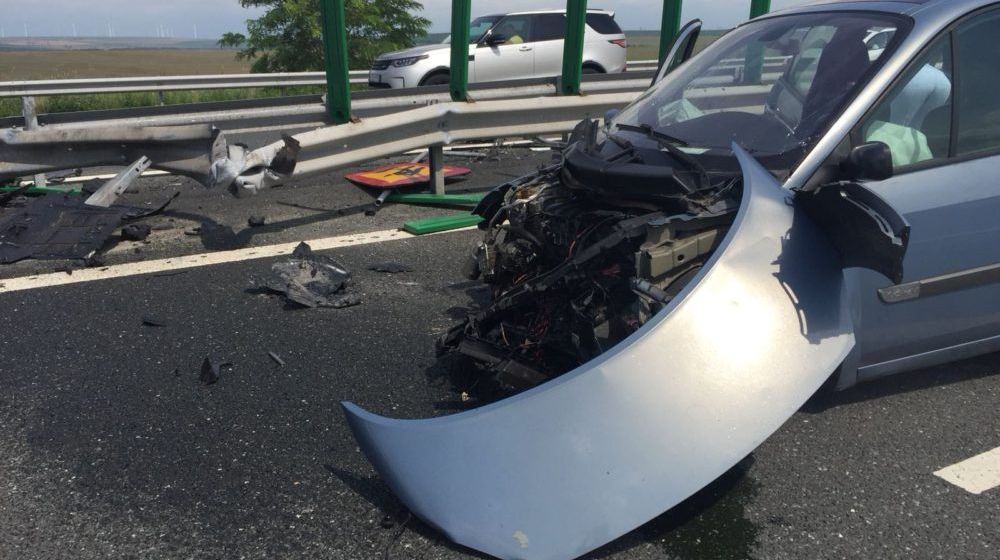 Accident pe drumul spre mare: coliziune între o maşină şi un camion, pe A2