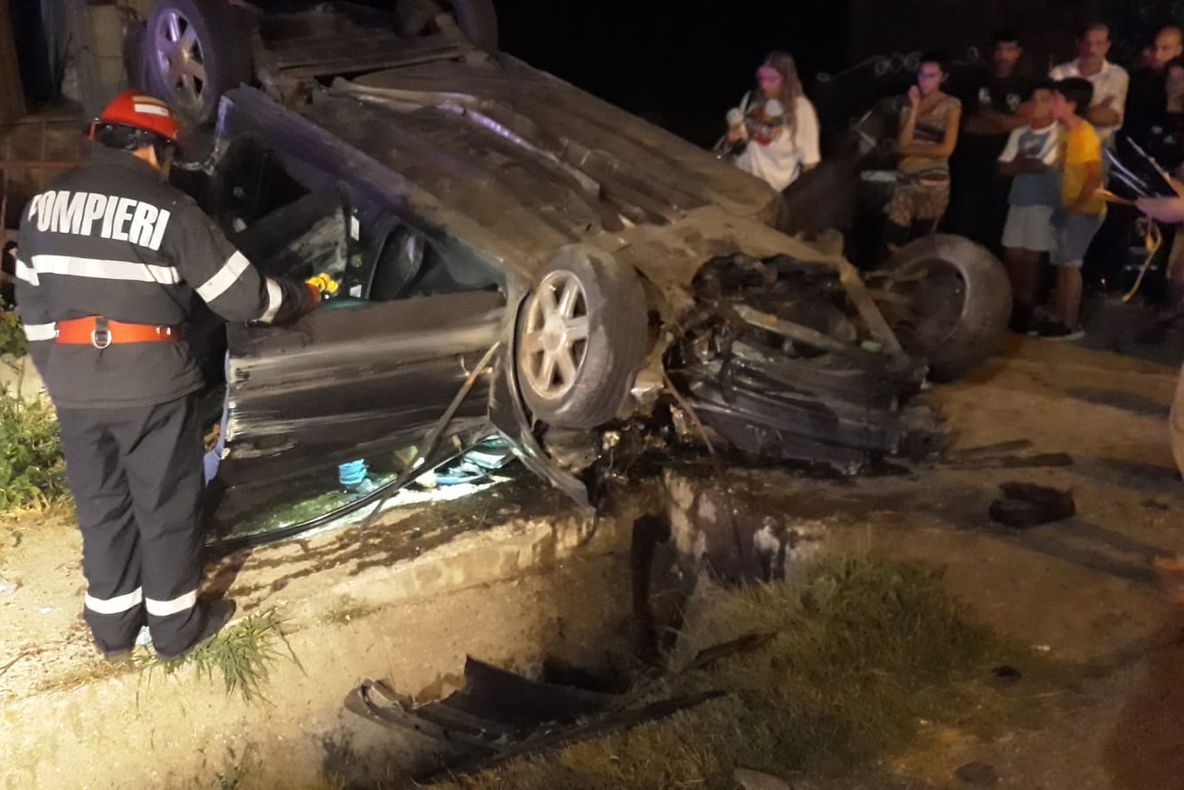 Grav accident rutier în judeţul Cluj! Trei adulţi şi un copil au ajuns la spital