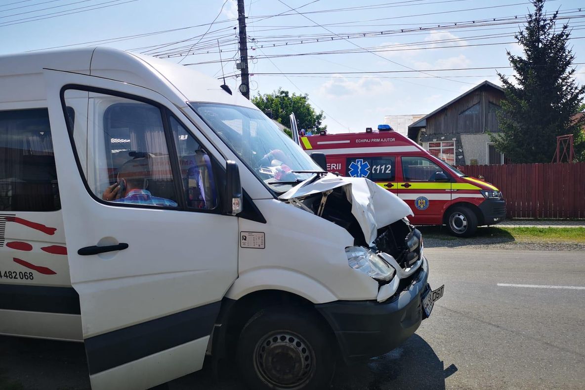 Un microbuz cu 20 de pasageri, implicat într-un grav accident în Prahova