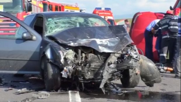 Patru copii au fost răniţi într-un accident rutier