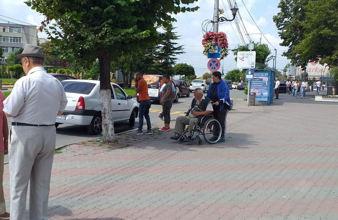 Adjunctul Poliţiei Locale Slatina a accidentat doi tineri pe trecerea de pietoni