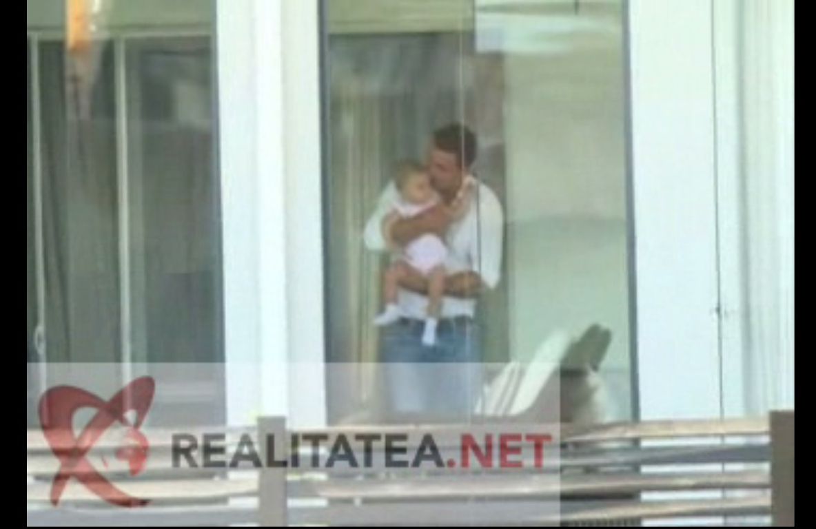 Cum arată casa unde s-ar afla Elena Udrea. Imagini în premieră cu iubitul și fetița lor