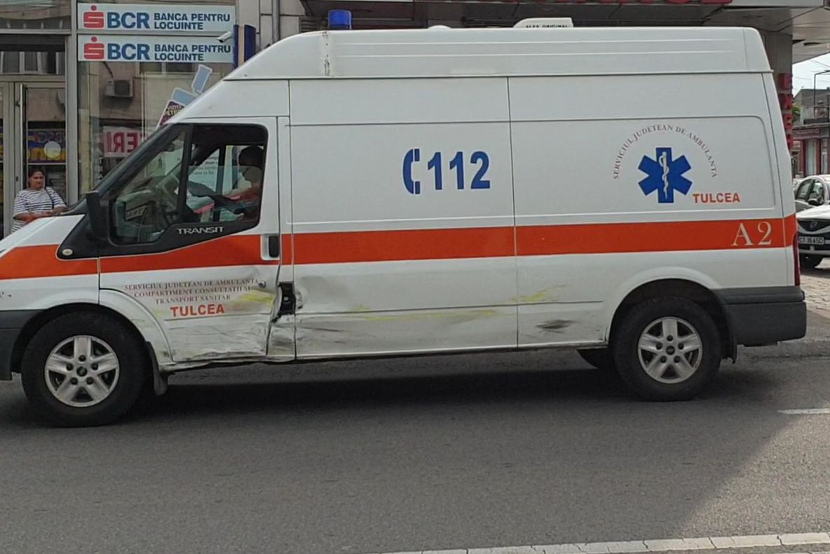 Ambulanță implicată într-un accident rutier, în Contanța. Doi răniți