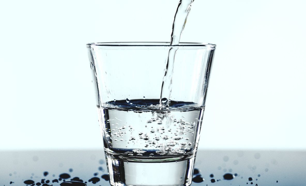 Ce se petrece în corpul tău dacă bei apă imediat ce te trezești!
