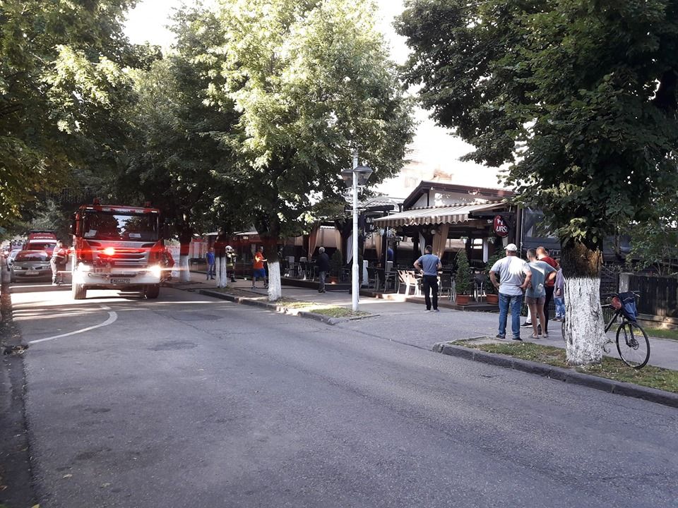 Arde un restaurant din Curtea de Argeş! Doi angajaţi intoxicaţi cu fum