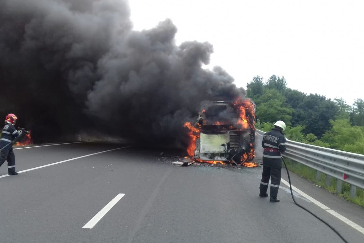 Autobuz cuprins de flăcări pe DN 76, între Deva și Brad