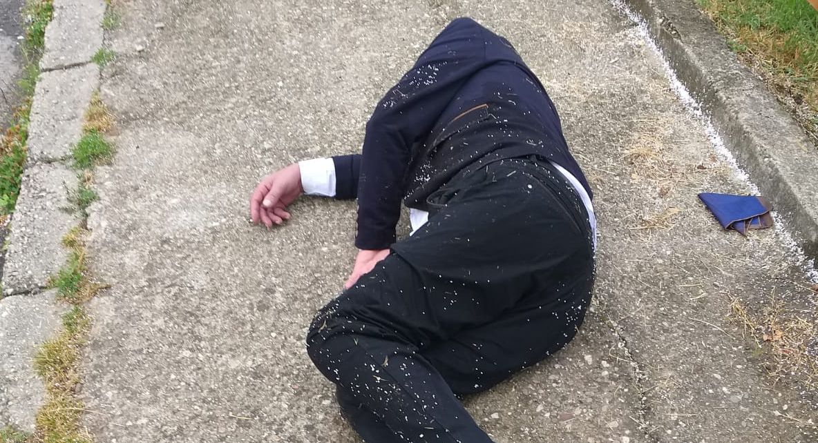 Caz șocant, la Reșița. Bărbat în costum, găsit inconștient, pe stradă. Lângă el era un plic cu BANI