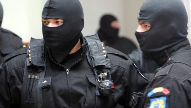 Scandal-monstru, cu bătăi și scaune aruncate, noaptea trecută, pe terasa unui local din Craiova