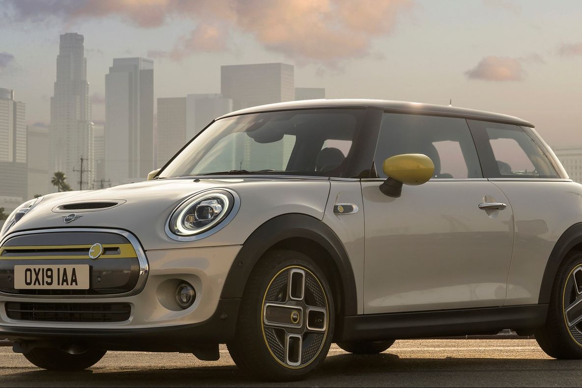 BMW a reinventat modelul popular Mini. Noul Cooper e 100% electric