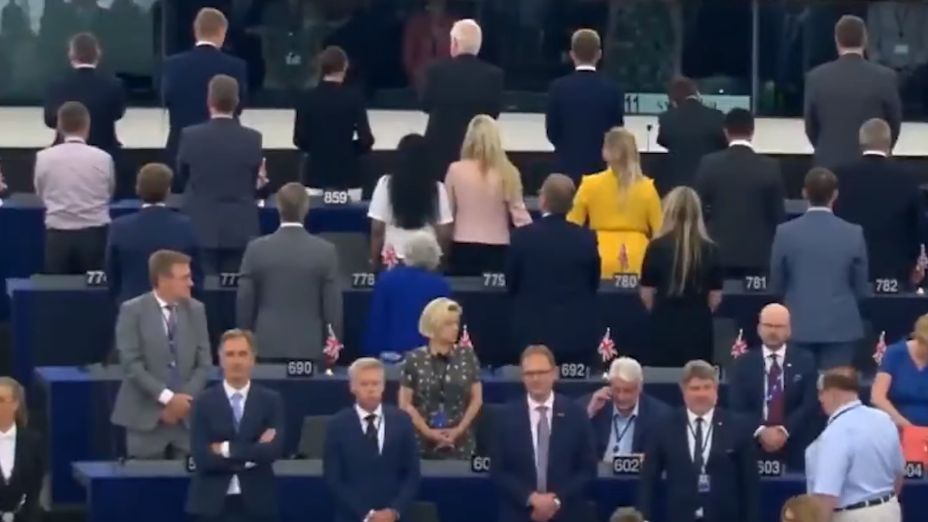 BREXIT SHOW. Europarlamentarii lui Farage s-au întors cu spatele în timpul intonării imnului UE