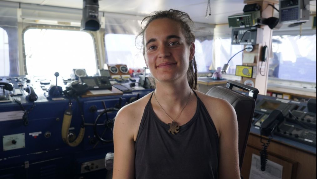 Tânăra arestată pentru salvarea migranților a fost eliberată în Italia, spre furia lui Salvini